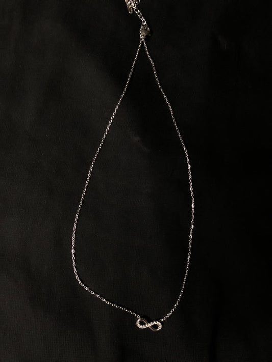 Number 8 Pendant Necklace for Women – Elegant Minimalist Fashion Necklace