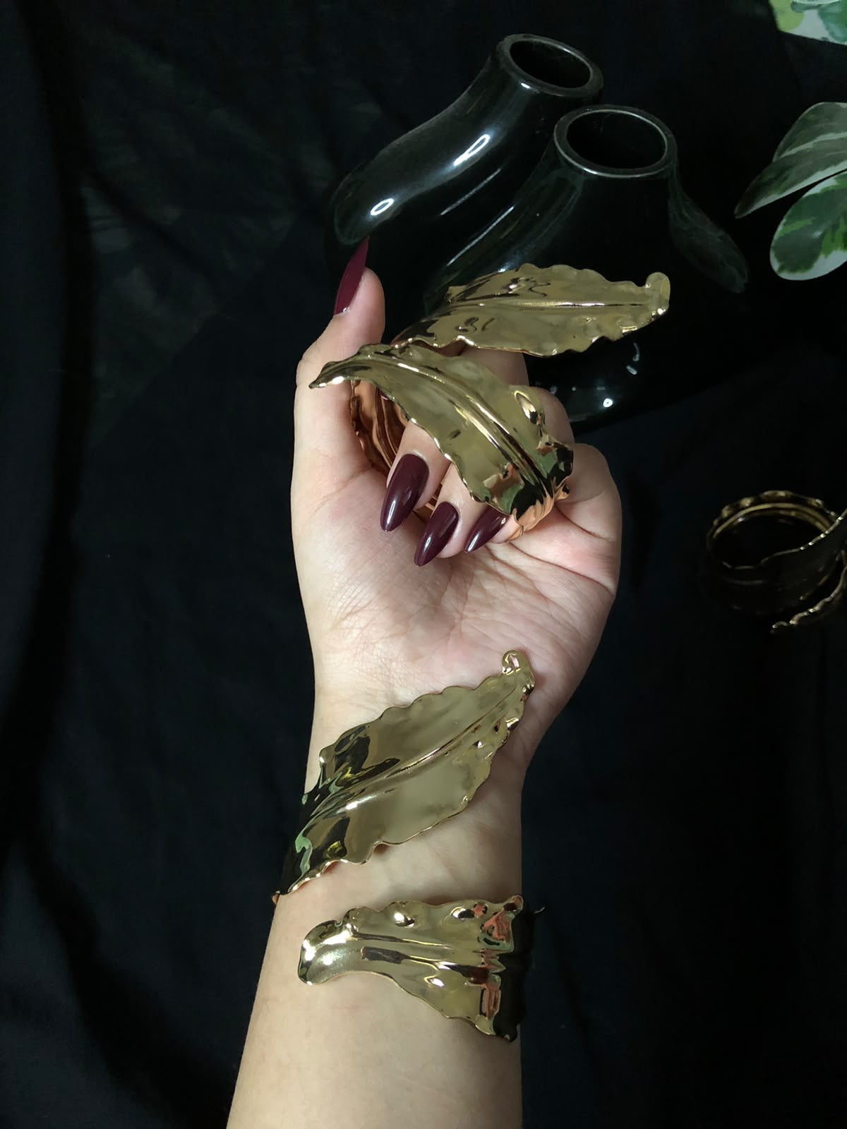 Golden Metal Leaves Bangle – Elegant Leaf Design Fashion Bracelet
