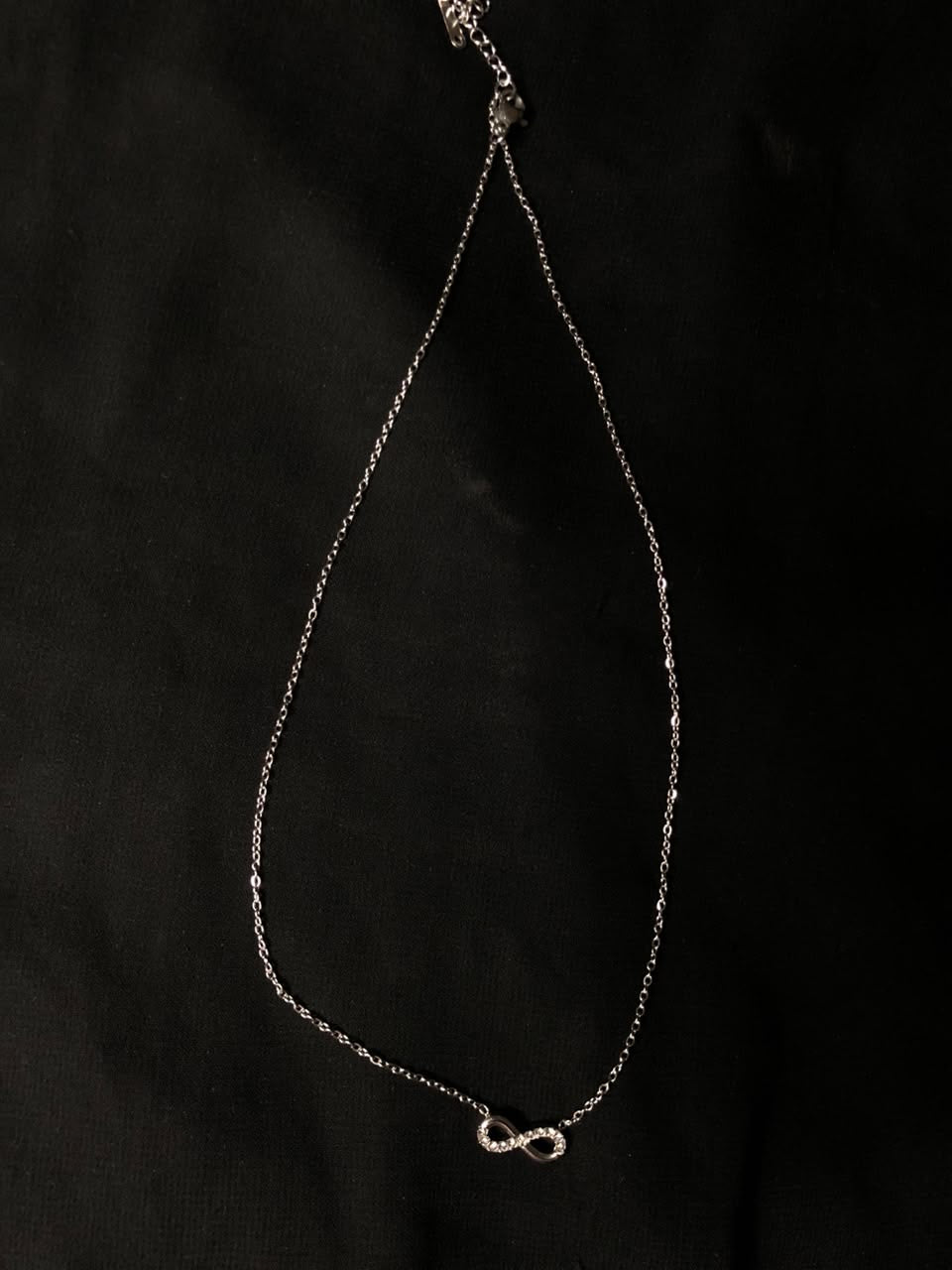 Number 8 Pendant Necklace for Women – Elegant Minimalist Fashion Necklace